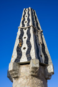 Espagne, Catalogne, Barcelone, le Palais Güell (Palau Güell) construit entre 1886 et 1891 et réalisé par l'architecte du modernisme catalan Antoni Gaudi, site classé au Patrimoine Mondial de l'UNESCO, cheminées et tours d'aération sur le toit terrasse