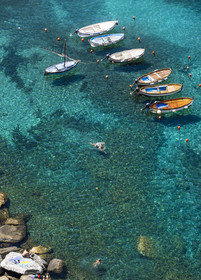 Italie, Ligurie, Cinque Terre, parc national des Cinque Terre classé Patrimoine Mondial de l'UNESCO, barques et nageurs dans le port du village de Vernazza