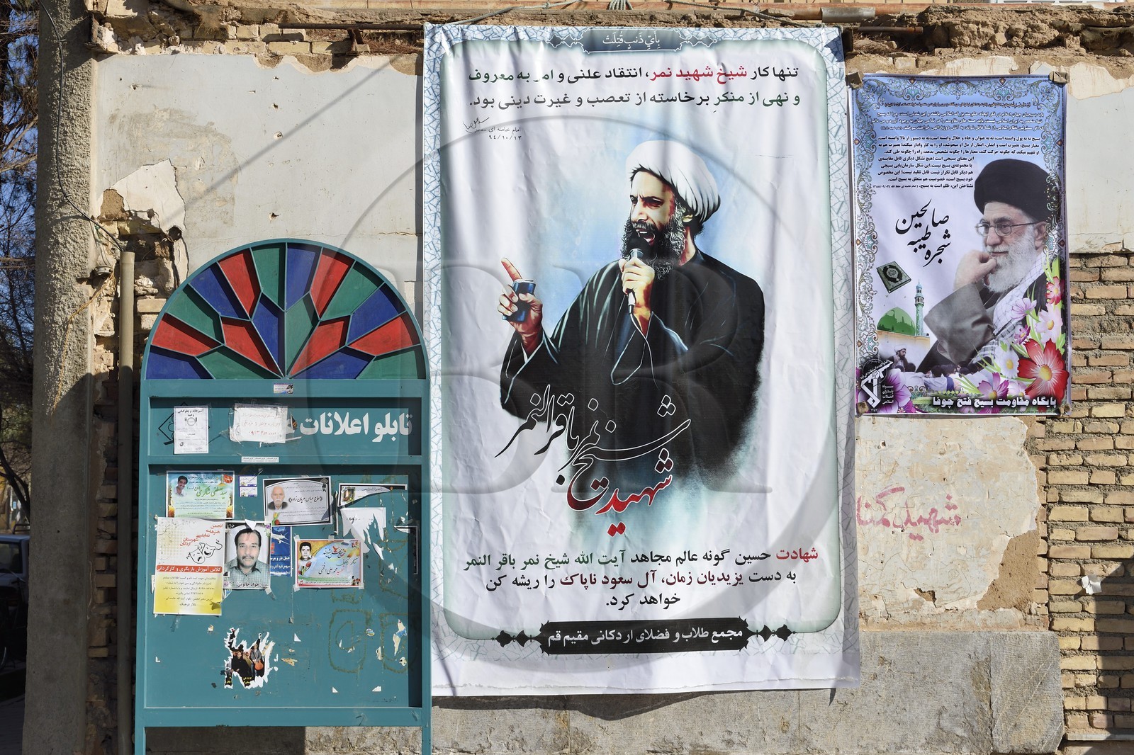 Iran, Province de Yazd, désert du Dasht-e Kavir, Ardakan, affiches politiques avec l'ayatollah Khamenei (à droite)