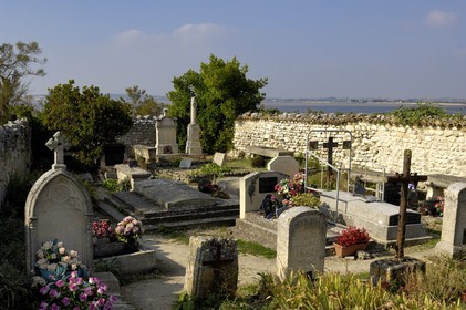 France, Charente-Maritime (17), Talmont-sur-Gironde, cimetière marin de l'église Sainte-Radegonde