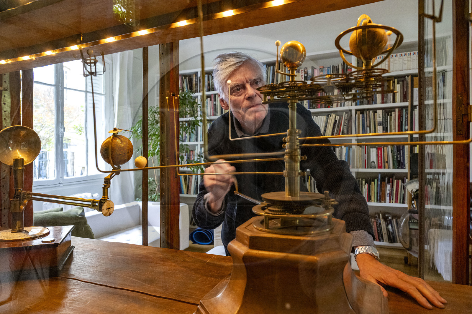 France, Paris (75), le dessinateur et auteur de bande-dessinée François Schuiten dans son atelier parisien France, Paris (75), le dessinateur et auteur de bande-dessinée François Schuiten dans son atelier parisien