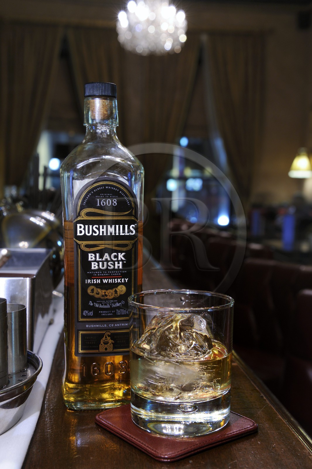 Royaume-Uni, Irlande du Nord, Belfast, le bar du Merchant Hotel dans une ancienne banque, bouteille de whisky Bushmills