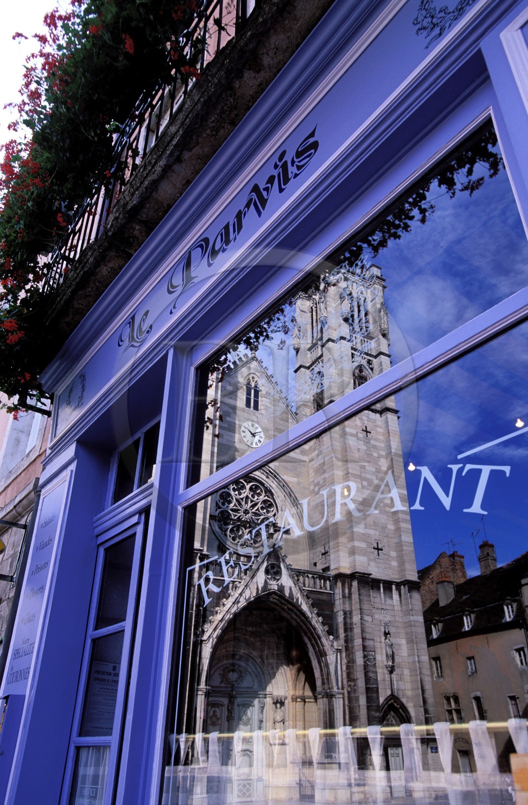 France, Saône-et-Loire (71), Chalon-sur-Saône, cathédrale Saint-Vincent se reflétant dans la vitrine d'un restaurant