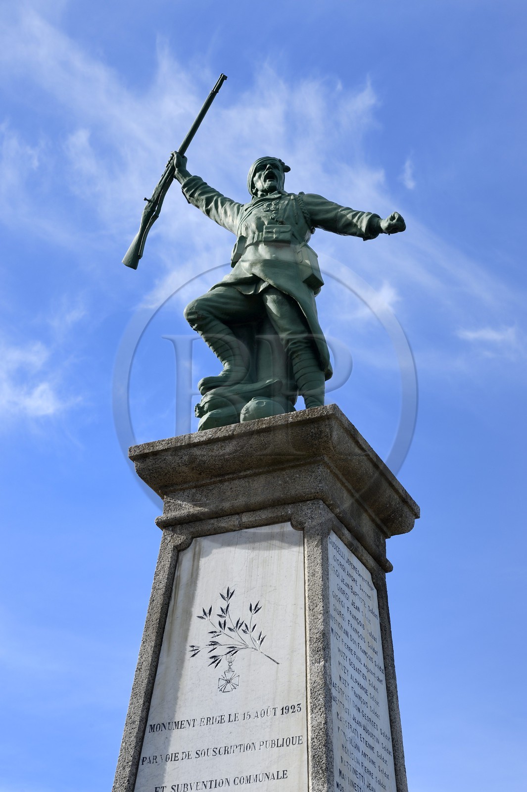 France, Corse-du-Sud (2A), Alta Rocca, monument aux morts dans le village de Zonza