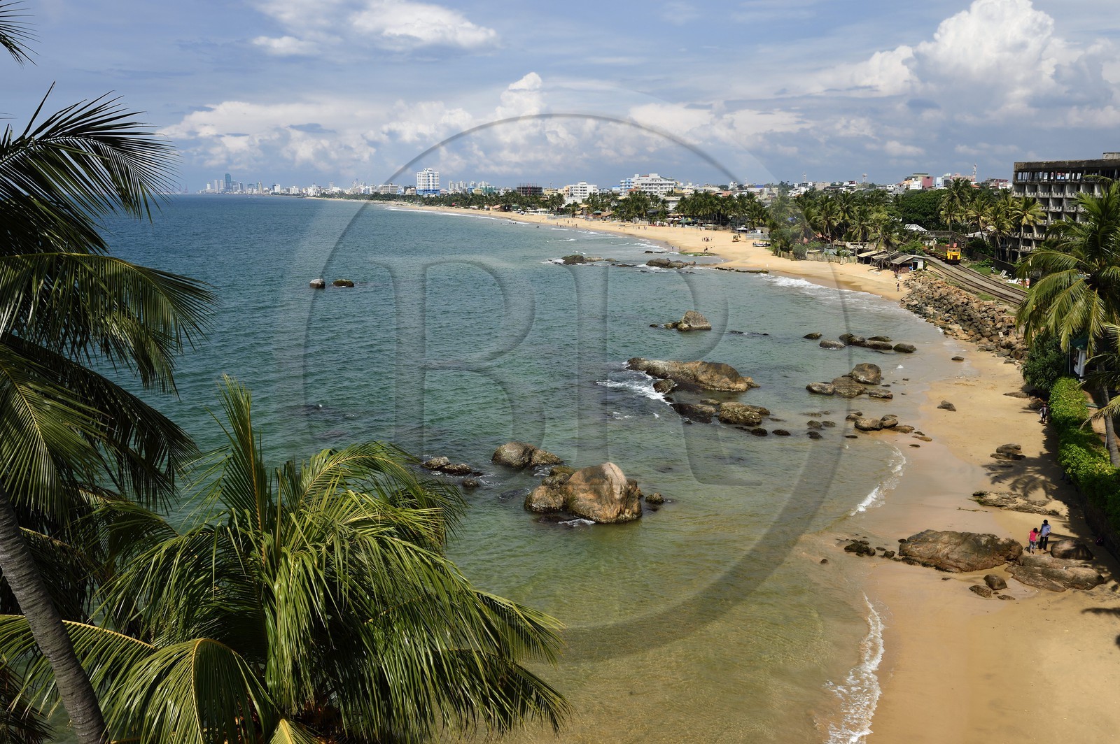 Sri Lanka, Colombo, plage de Mount Lavinia et le centre ville en arrière plan