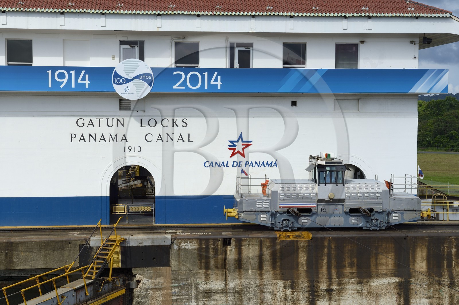 Panama, province de Colon, Canal de Panama, écluses de Gatun, mule mécanique ou locomotive électrique qui guide les cargos Panamax entre les murs de l'écluse