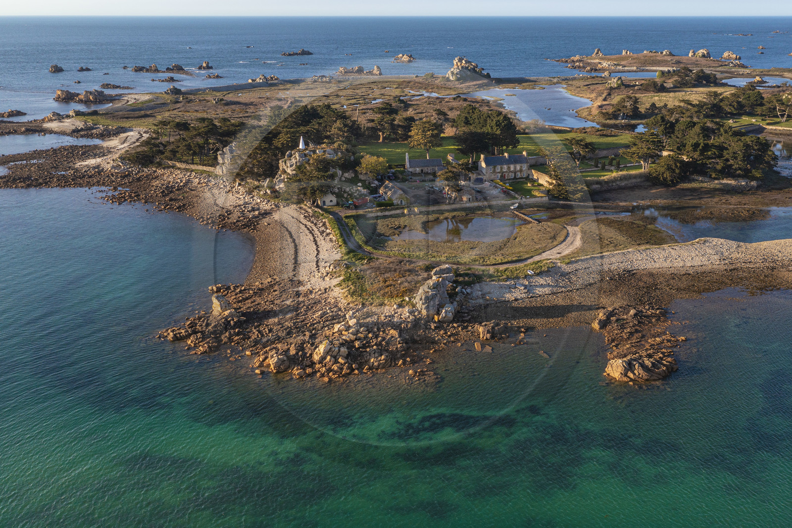 France, Côtes-d'Armor (22), Côte d'Ajoncs, Penvénan, Port Blanc, Ile Saint-Gildas (vue aérienne)