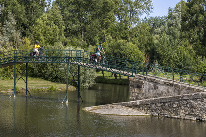 France, Deux-Sèvres (79), le Marais Poitevin, la Venise Verte, Le Vanneau-Irleau, randonnée à bicyclette le long des canaux et passage d'une passerelle