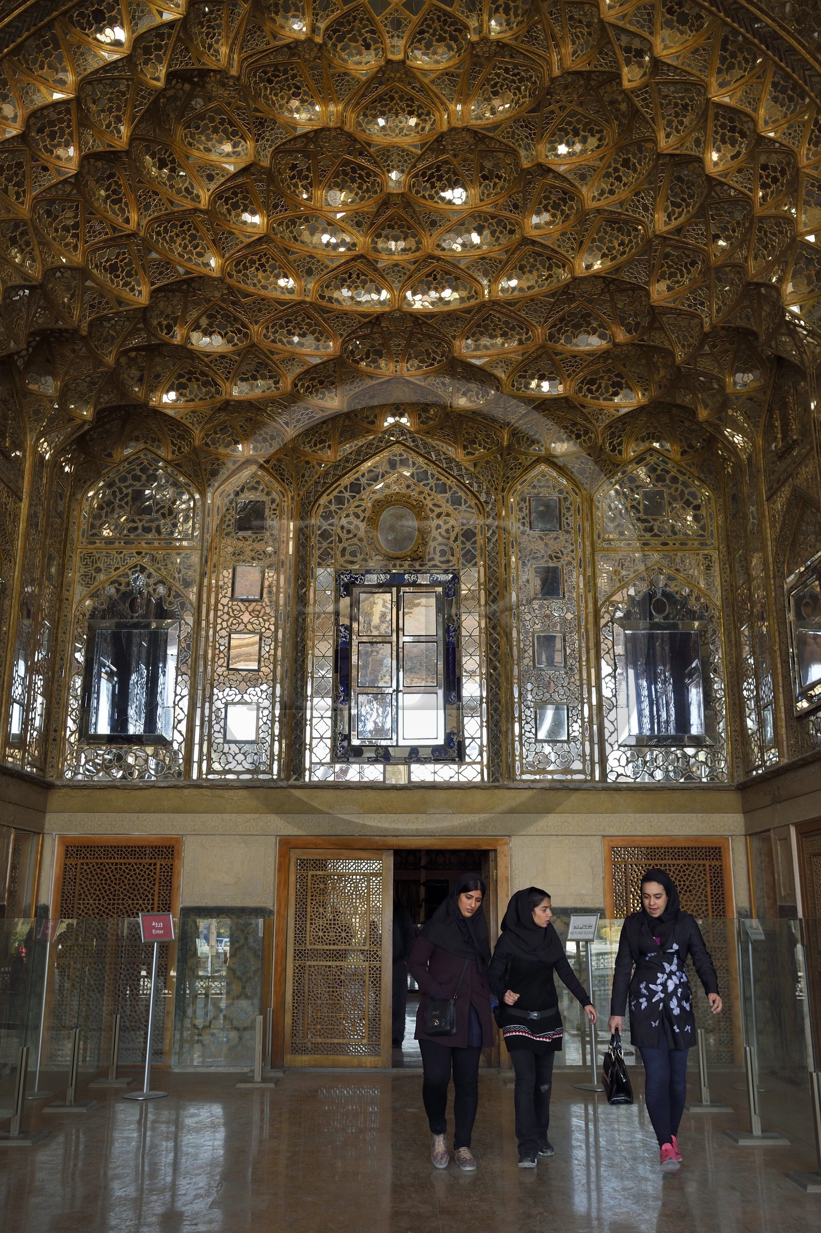 Iran, province d'Ispahan, Ispahan, entrée du palais Chehel Sotoun (des 40 colonnes), classé Patrimoine Mondial de l'UNESCO Iran, province d'Ispahan, Ispahan, entrée du palais Chehel Sotoun (des 40 colonnes), classé Patrimoine Mondial de l'UNESCO
