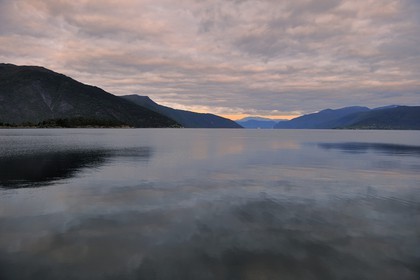 Norvège, comté de Sogn Og Fjordane, le sognefjorden à Balestrand et la montagne de Bleia (1718m) au fond