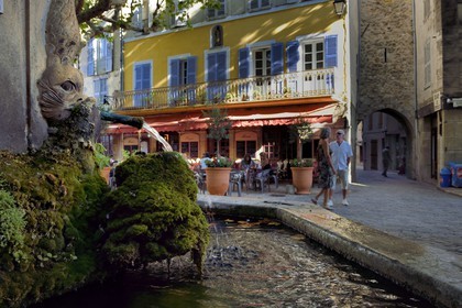 France, Var (83), La Dracénie, village de Bargemon, fontaine sous les platanes ombragés de la Place Chauvier