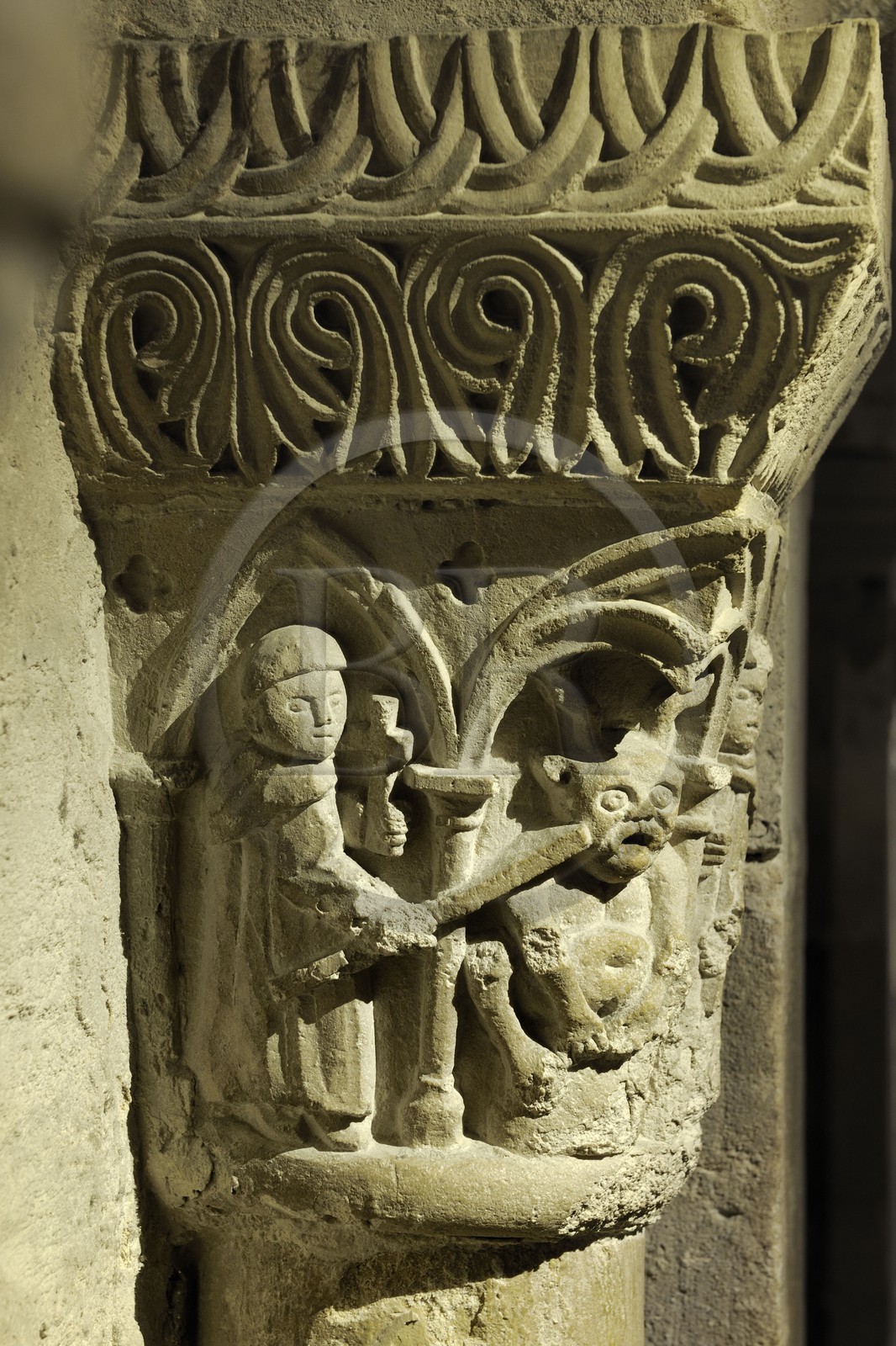 France, Seine-Saint-Denis (93), Saint-Denis, la basilique de Saint-Denis, la crypte, chapiteau d'une colonne romane