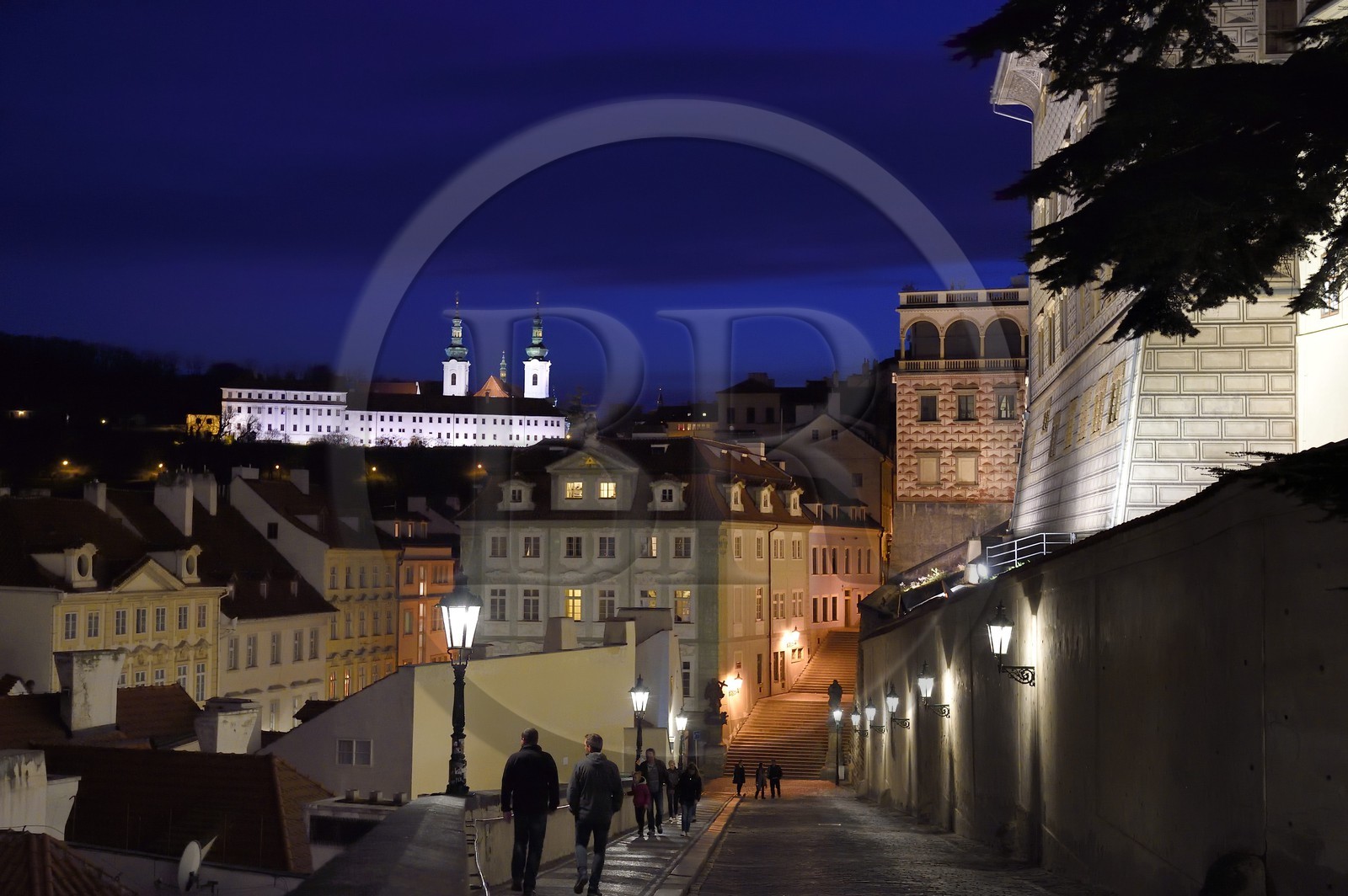 République Tchèque, Prague, Hradcany (quartier du chateau), la montée au chateau royal Ke Hradu et le Monastère de Strahov en arrière plan