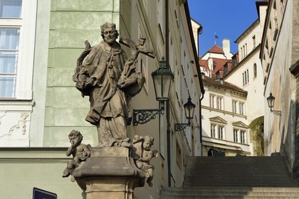 République Tchèque, Prague, centre historique classé Patrimoine Mondial de l'UNESCO, quartier de Hradcany, escalier menant au chateau Royal
