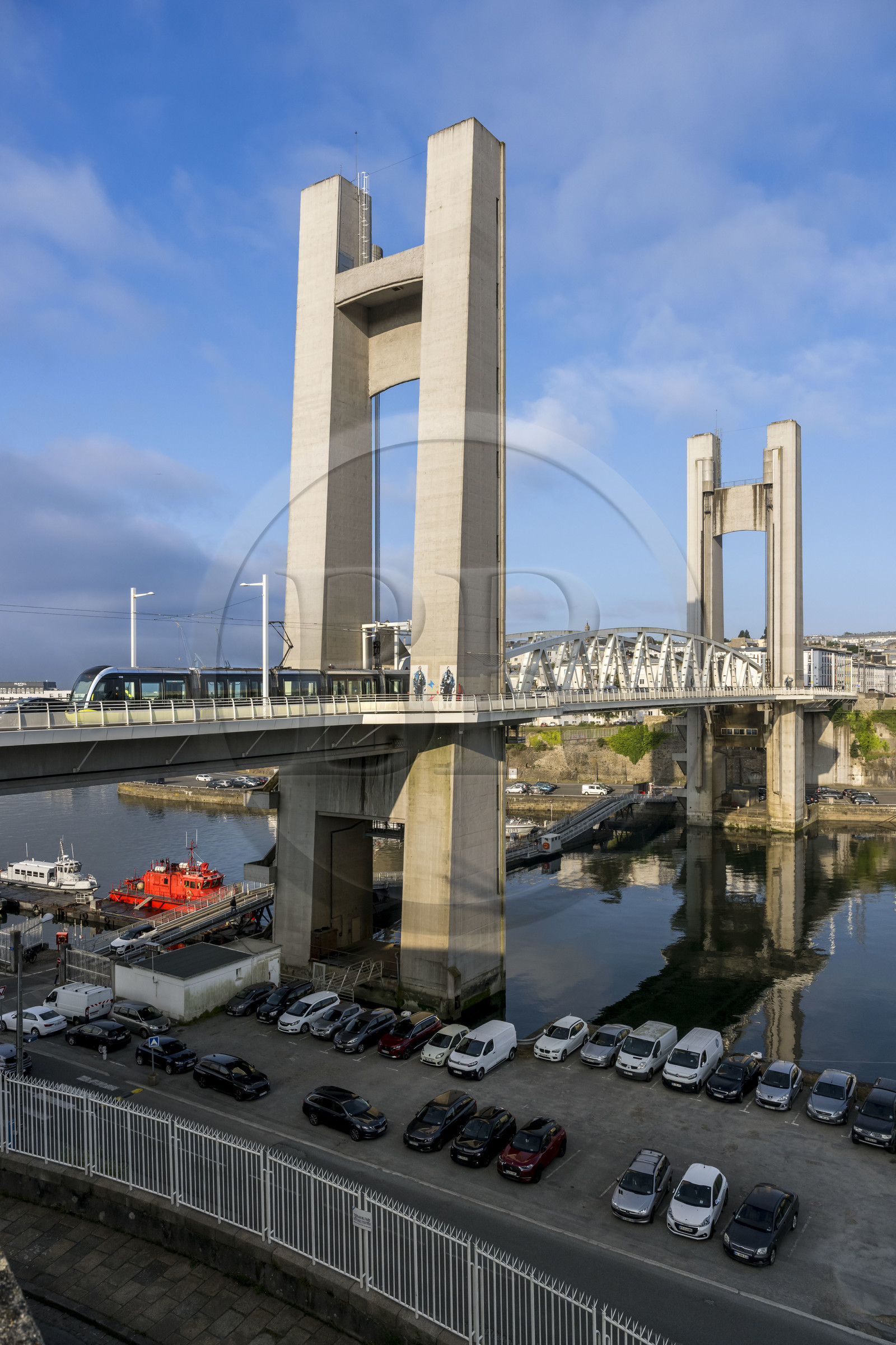 France, Finistère (29), Brest, l'arsenal, le port militaire est une base navale de la Marine nationale, le pont de Recouvrance passe au dessus de la rivière Penfeld