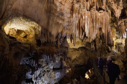 France, Dordogne, Perigord Vert, Villars, Villars Cave, concrétions dans les grottes and tourists