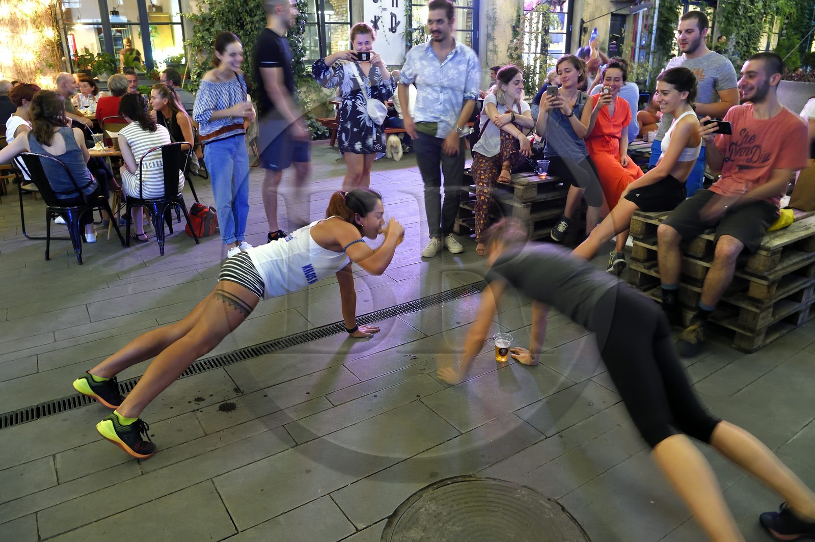 Géorgie, Tbilissi, Fabrika hotel cafe, jeunes filles alternant pompes et alcool