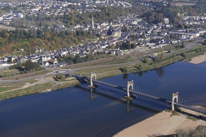 France, Indre-et-Loire (37), Vallée de la Loire classée Patrimoine Mondial de l' UNESCO, Langeais, la ville et le château, pont sur la Loire (vue aérienne)