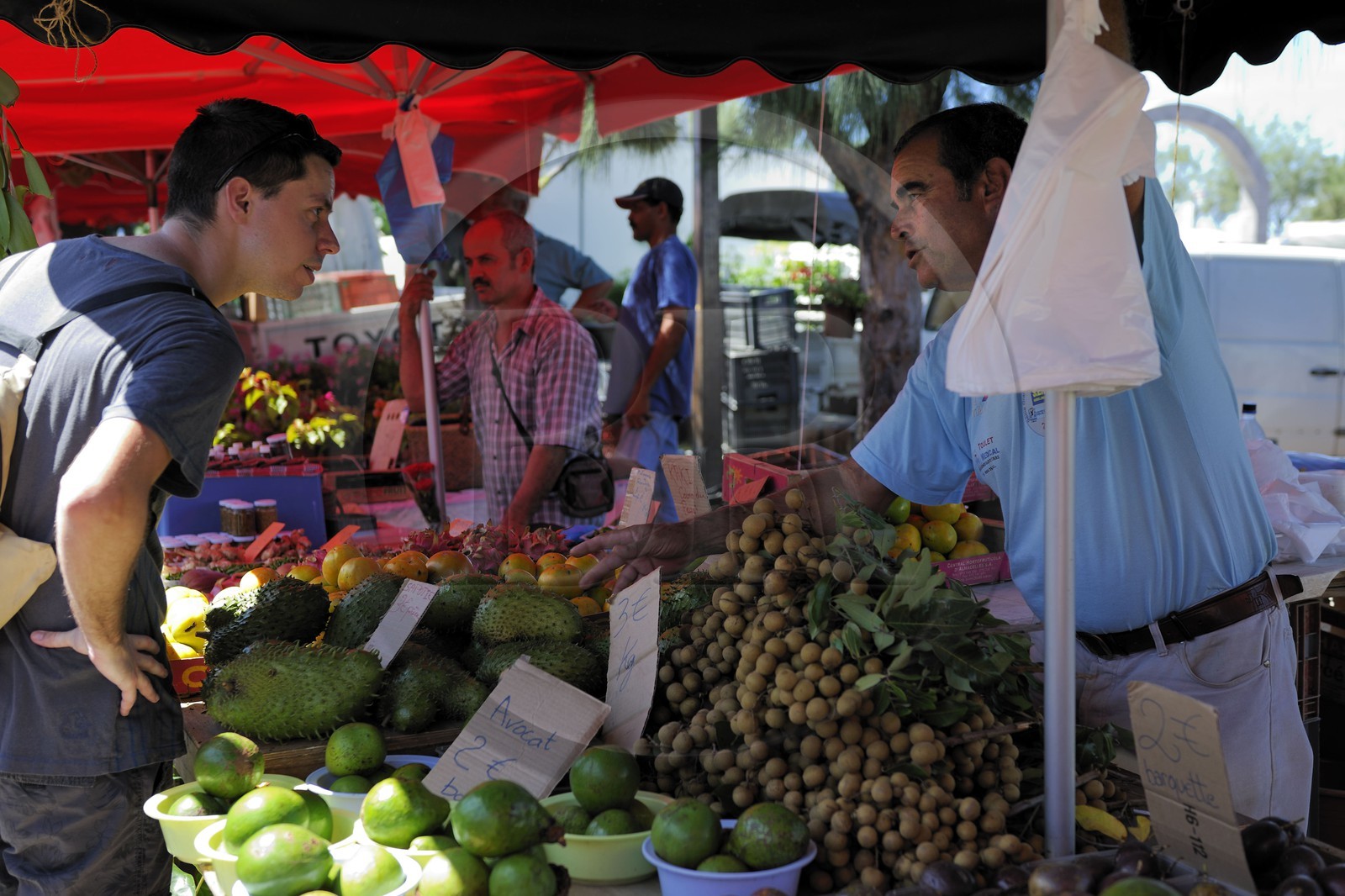 France, île de la Réunion, Saint-Pierre, le marché du samedi, vente de paniers colorés en provenance de Madagascar