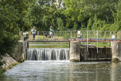 France, Deux-Sèvres, le Marais Poitevin, Green Venice, Magné, dam and footbridge over the Sèvre Niortaise, bicycle journey