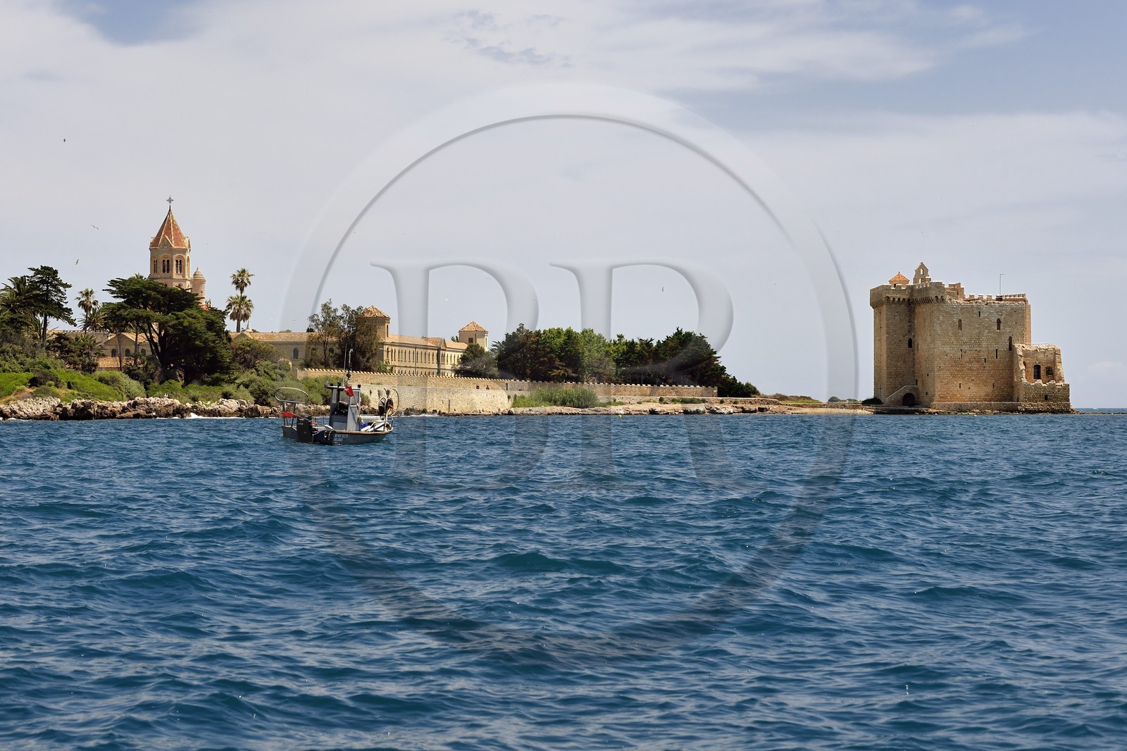France, Alpes-Maritimes (06), Cannes, Iles de Lérins, Ile de Saint-Honorat, Abbaye de Lérins, l'église abbatiale du monastère à gauche et l'ancien monastère fortifié élevé en 1073 à droite