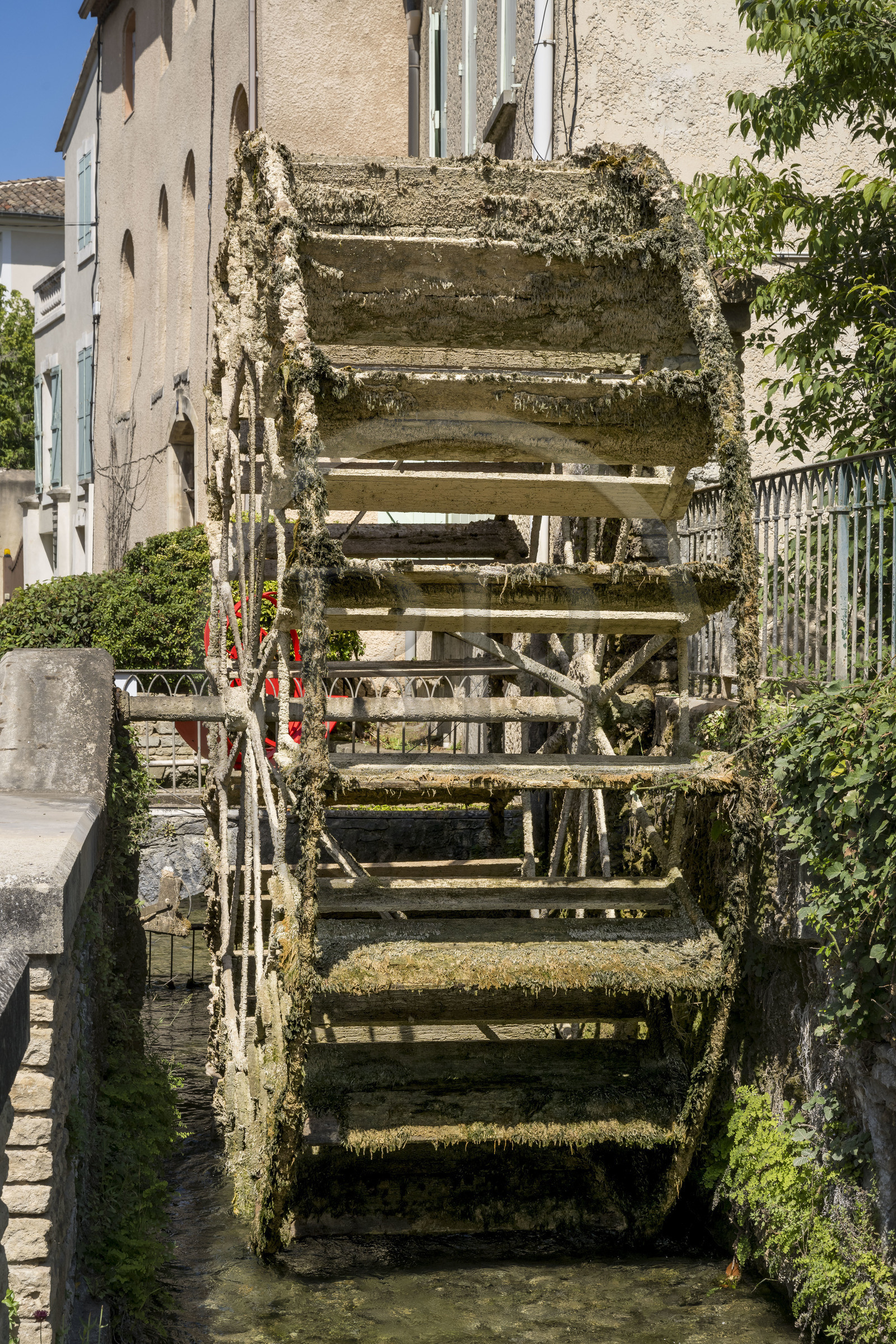 France, Vaucluse, L'Isle sur la Sorgue, old water mill wheel in the street Teophile Jean nicknamed wheel street