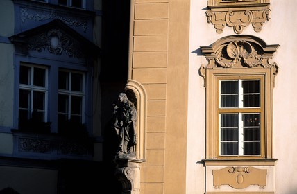 République Tchèque, Prague, détail de façade de style baroque sur la place centrale de la vieille ville