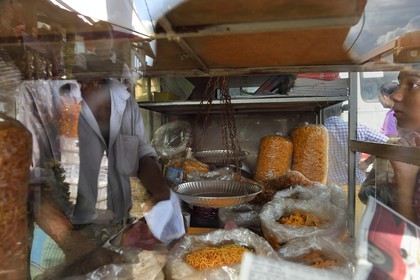 Sri Lanka, Province de Sabaragamuwa, Kiriella Junction, vente de légumes frits dans une boutique de rue