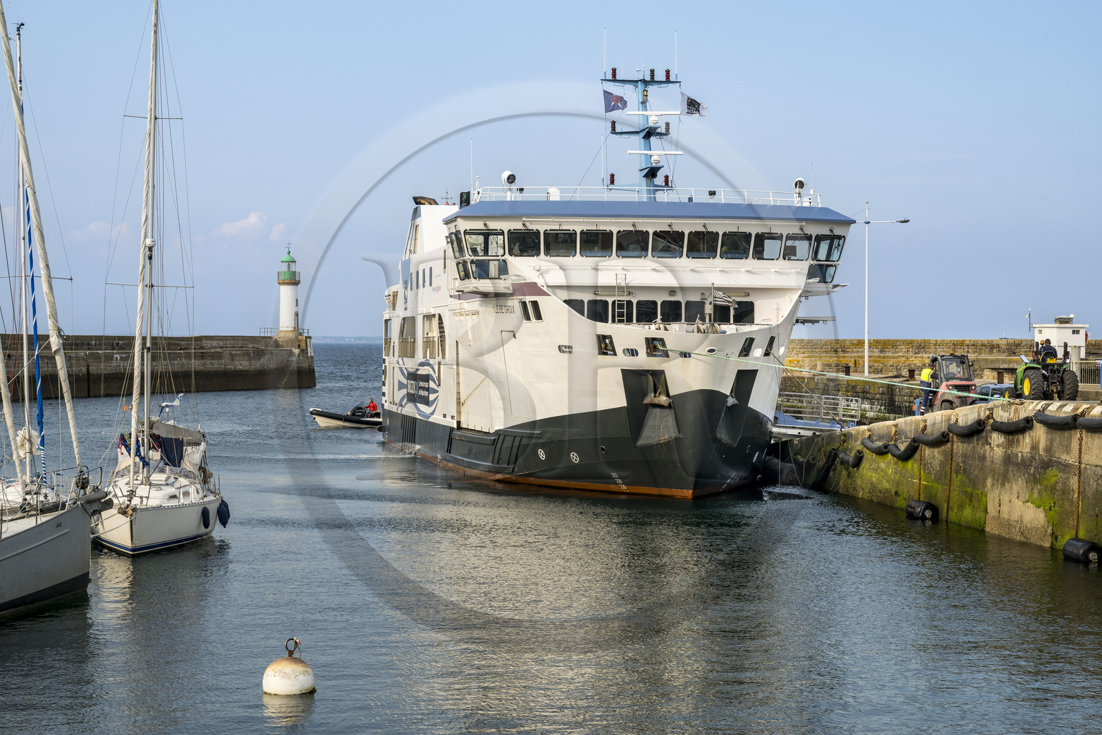 France, Morbihan (56), Ile de Groix, Port Tudy, le ferry dans le port France, Morbihan (56), Ile de Groix, Port Tudy, le ferry dans le port