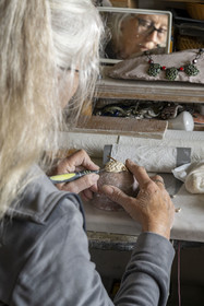 France, Vaucluse (84), Dentelles de Montmirail, le village médiéval de Séguret, labellisé Les Plus Beaux Villages de France, atelier de Kti Sias qui créé des bijoux en céramique