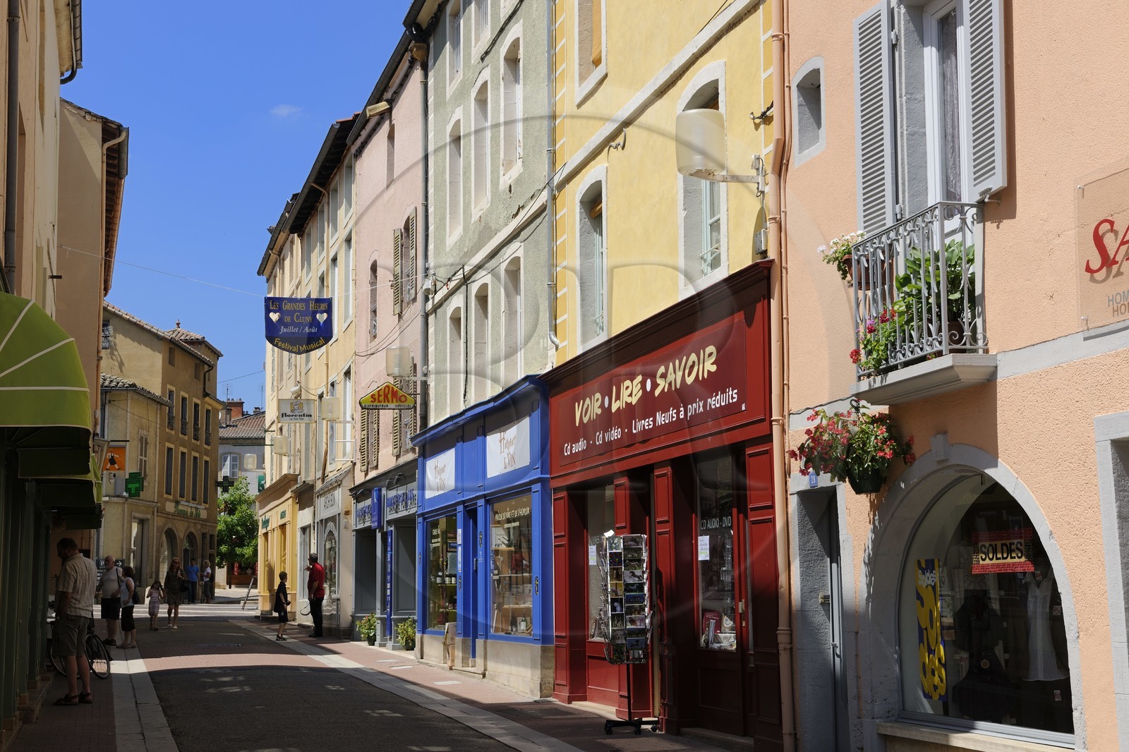 France, Saône et Loire (71), Cluny, la rue (principale) Lamartine