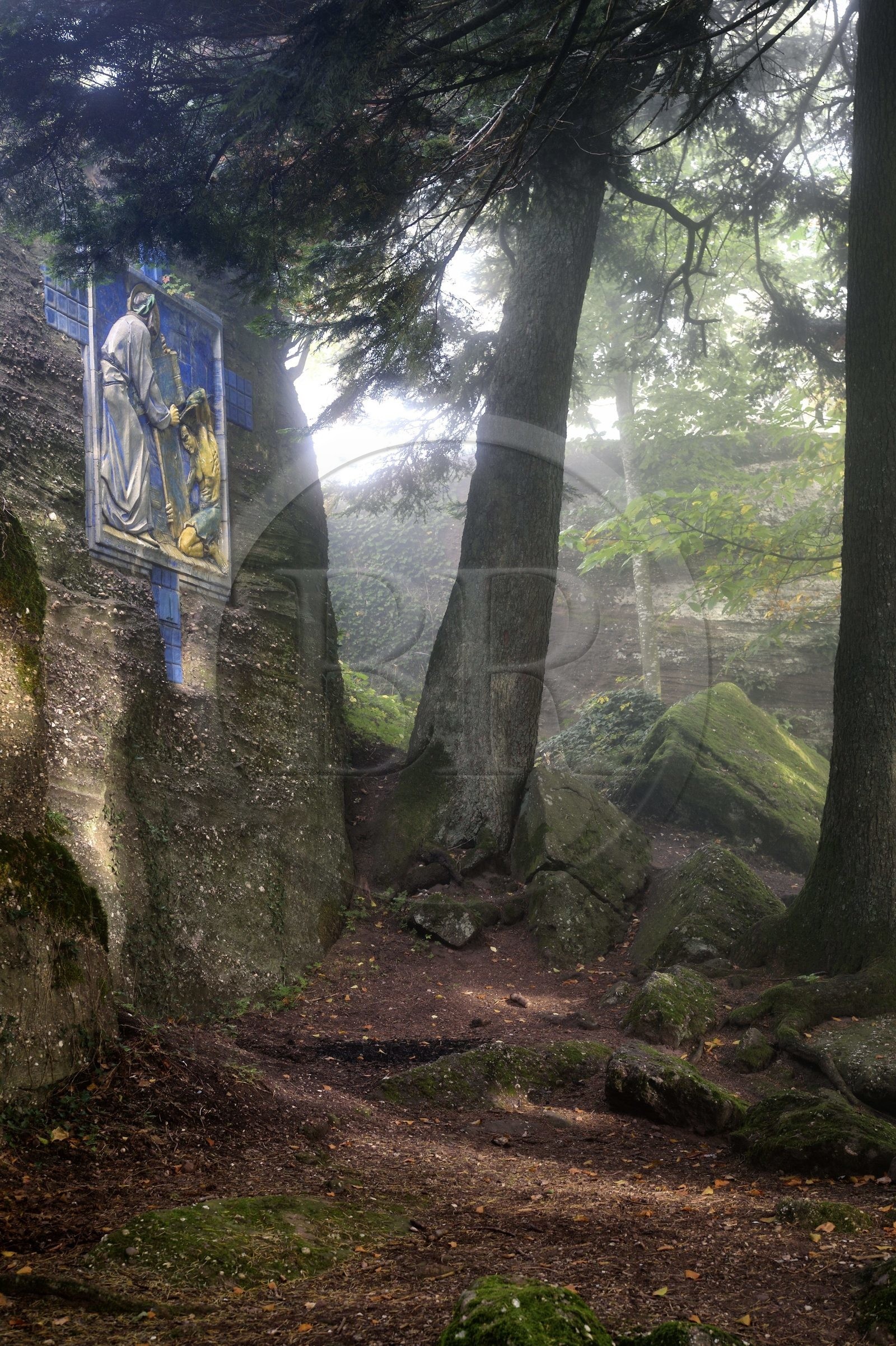 France, Bas-Rhin (67), Mont Saint-Odile, chemin de croix monumental réalisé de 1933 à 1935 par le céramiste Léon Elchinger en bordure de l'abbaye de Hohenbourg encore appelée couvent du Mont-Sainte-Odile