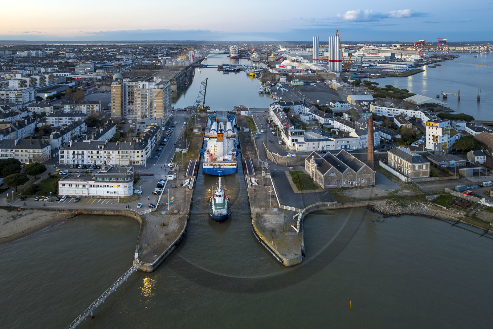 France, Loire-Atlantique (44), Saint-Nazaire, le General Cargo Rotra Mare transporte des sections des mats d'éoliennes et entre dans le bassin à flot du port (en arrière plan) par  l'écluse sud, qui est aussi le lieu de l’Opération Chariot lancée en 1942 par les Britanniques (vue aérienne) France, Loire-Atlantique (44), Saint-Nazaire, le General Cargo Rotra Mare transporte des sections des mats d'éoliennes et entre dans le bassin à flot du port (en arrière plan) par  l'écluse sud, qui est aussi le lieu de l’Opération Chariot lancée en 1942 par les Britanniques (vue aérienne)