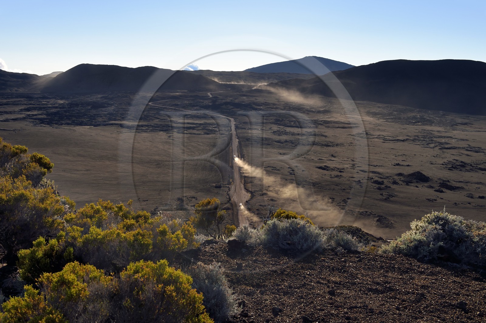 France, Ile de la Reunion, Parc National de la Réunion classé Patrimoine Mondial de l'UNESCO, sur les pentes du volcan de Piton de la Fournaise, randonnée du sentier de l'oratoire Ste Thérèse au dessus de la Plaine des Sables que l'on aperçoit en contrebas
