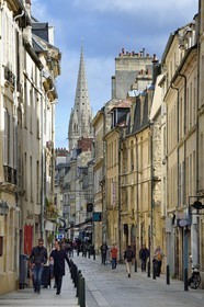 France, Calvados (14), Caen, vieille ville, la rue Arcisse de Caumont et le clocher de l'église Saint-Pierre en arrière plan