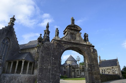 France, Finistère (29), Guimiliau, l'église et le calvaire dans l'enclos paroissial