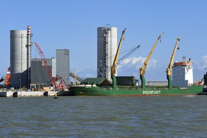 France, Charente-Maritime (17), La Rochelle, le Port Atlantique La Rochelle, port de commerce, silos à ciment Eqiom