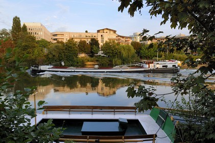 France, Yvelines, Chatou, the island of the Impressionists, a barge passing on the Seine river