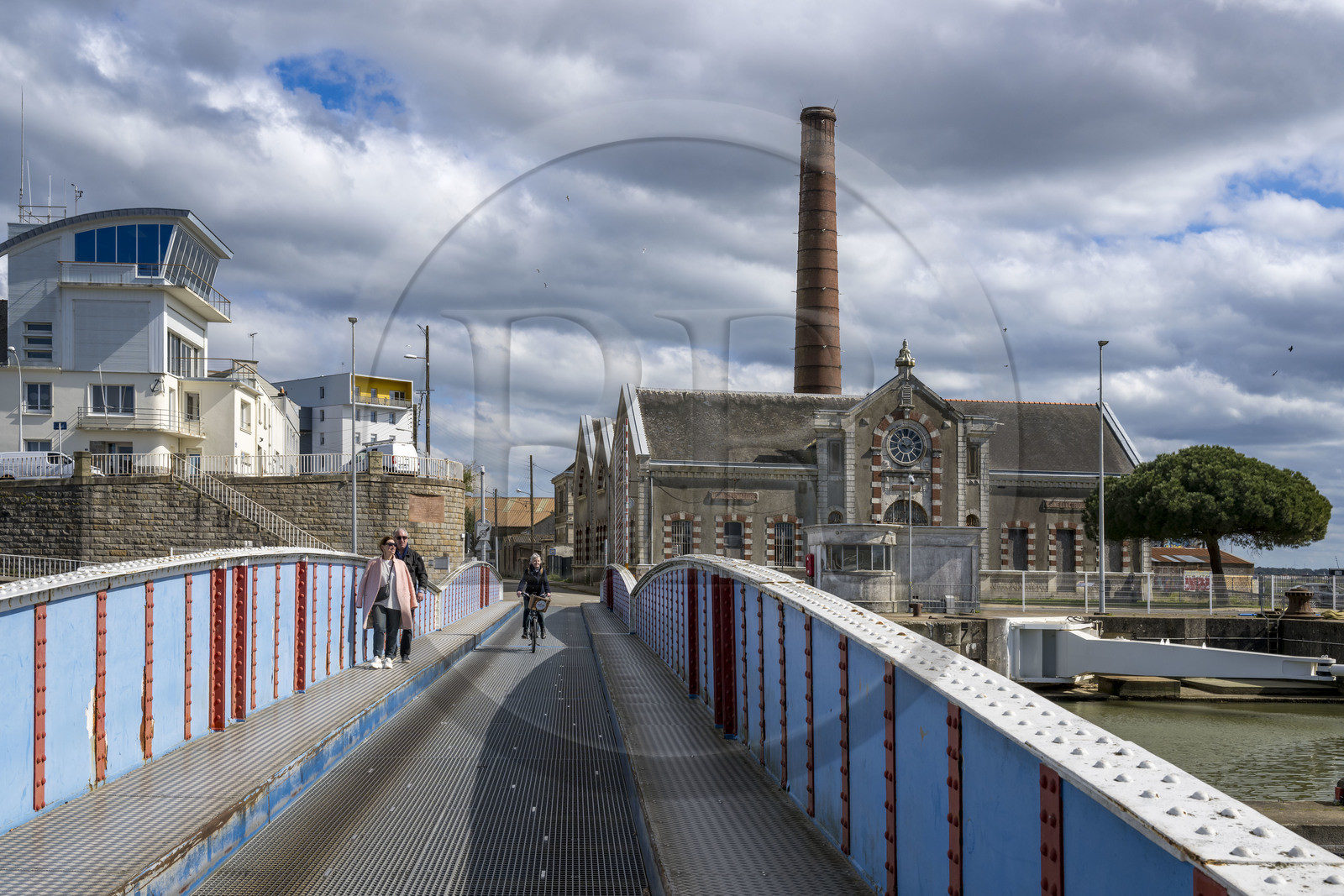 France, Loire-Atlantique (44), Saint-Nazaire, entrée de l'écluse sud, pont tournant et capitainerie faisant face à l'ancienne usine élévatoire, lieu de l’Opération Chariot lancée en 1942 par les Britanniques France, Loire-Atlantique (44), Saint-Nazaire, entrée de l'écluse sud, pont tournant et capitainerie faisant face à l'ancienne usine élévatoire, lieu de l’Opération Chariot lancée en 1942 par les Britanniques