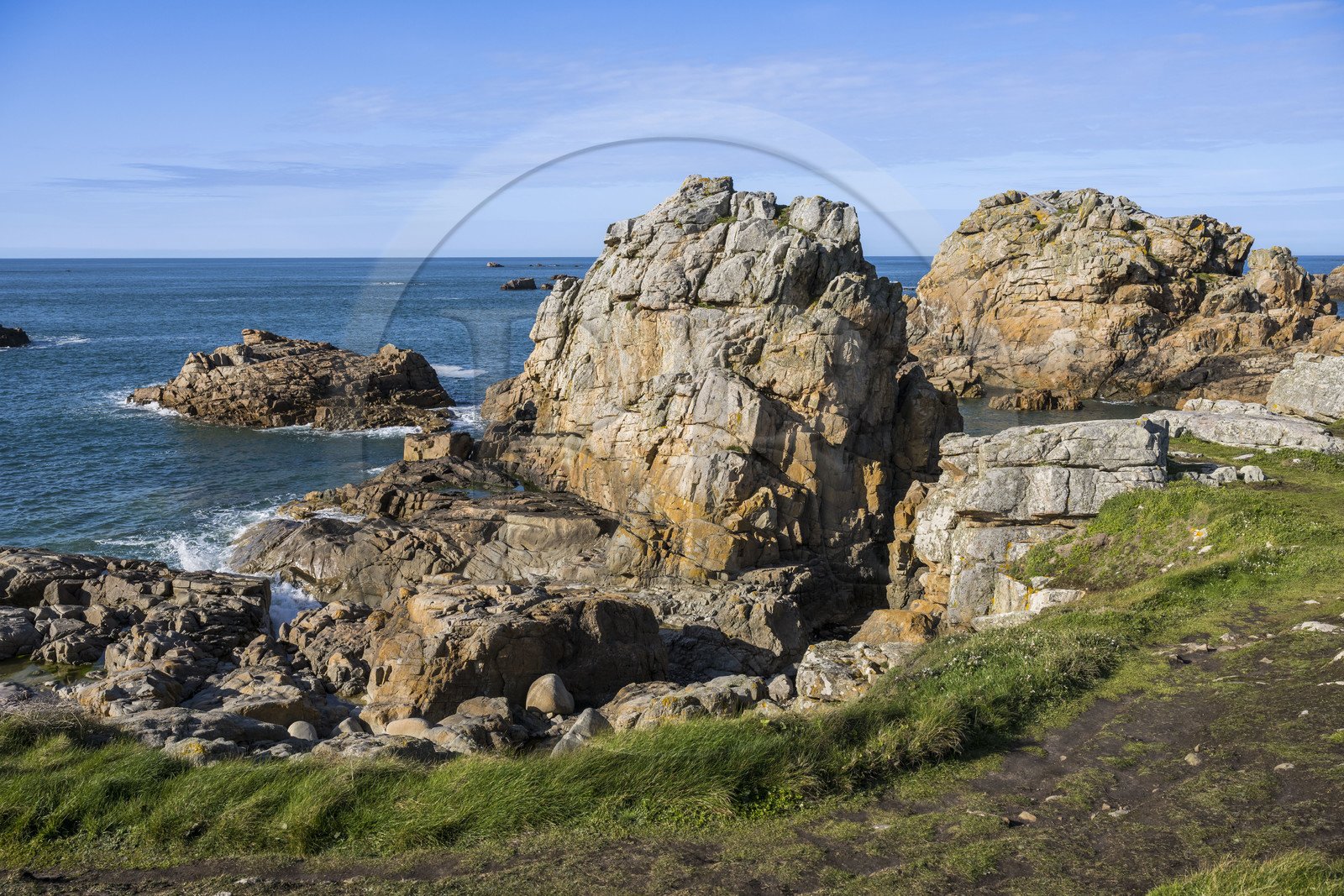  France, Côtes-d'Armor (22), Côte d'Ajoncs, Plougrescant, rochers au lieu dit La Pointe du Chateau sur le chemin de Grande Randonnée GR 34