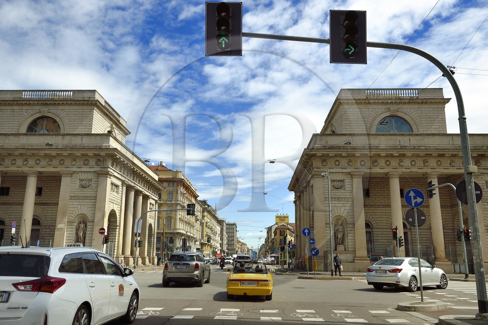 Italie, Lombardie, Milan, cabriolet Alfa Romeo Duetto Spider jaune dans les rues de la ville