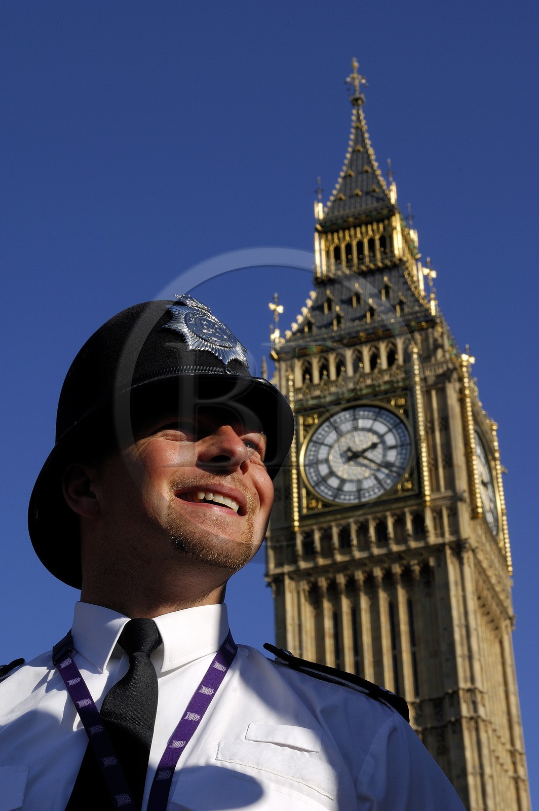 Royaume-Uni, Londres, le palais de Westminster, policier devant Big Ben, la tour de l’horloge