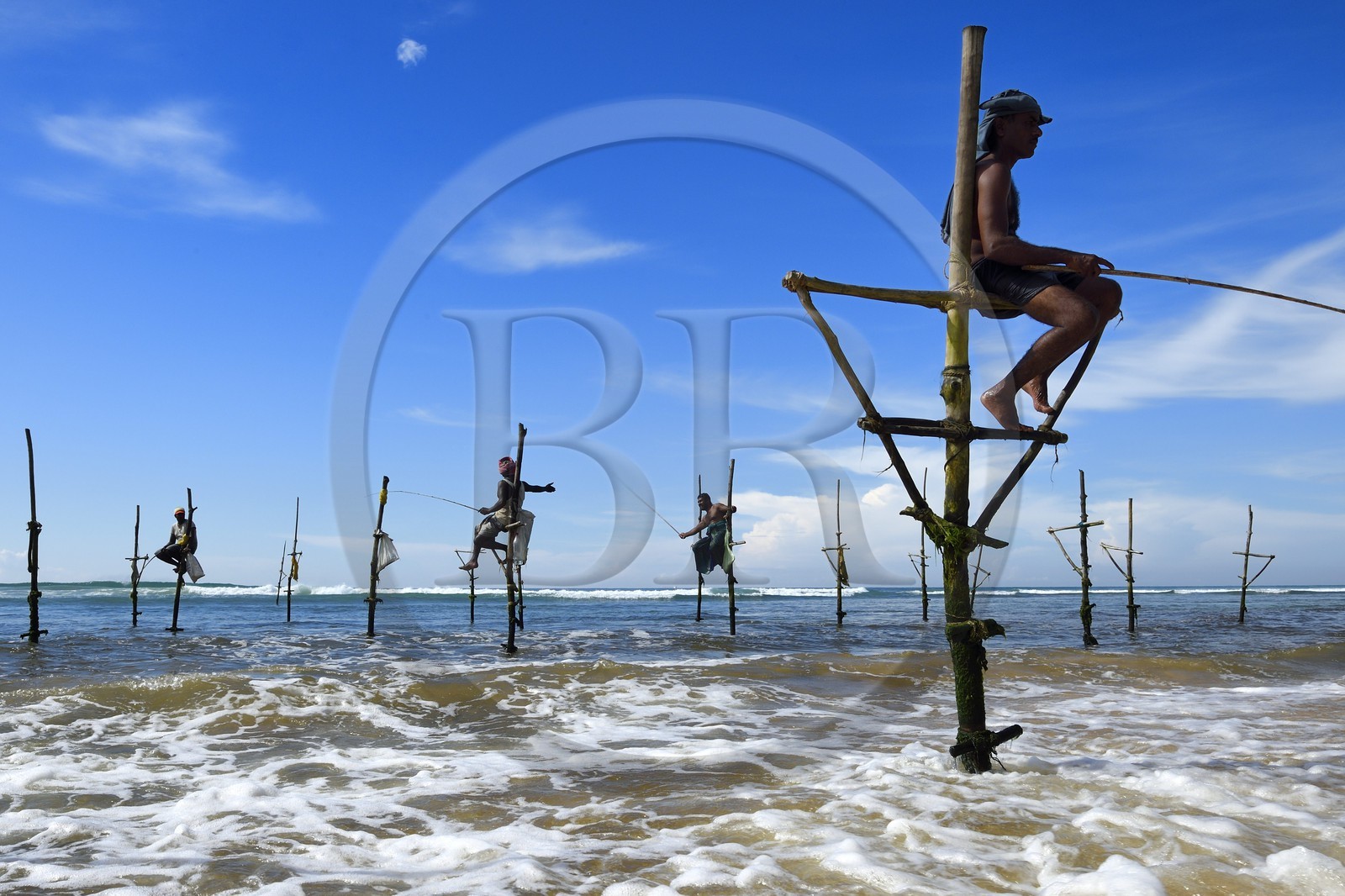 Sri Lanka, Province du Sud, région de Galle, plage de Midigama, pecheurs sur poteaux Sri Lanka, Province du Sud, région de Galle, plage de Midigama, pecheurs sur poteaux