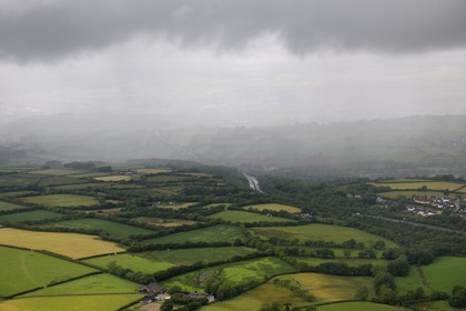 Royaume-Uni, Angleterre, Pays de Galles, rideau de pluie sur le Carmarthenshire (vue aérienne)