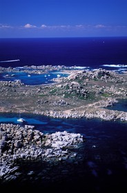 France, Corse-du-Sud (2A), bateaux au mouillage dans l'archipel des îles Lavezzi (vue aérienne)