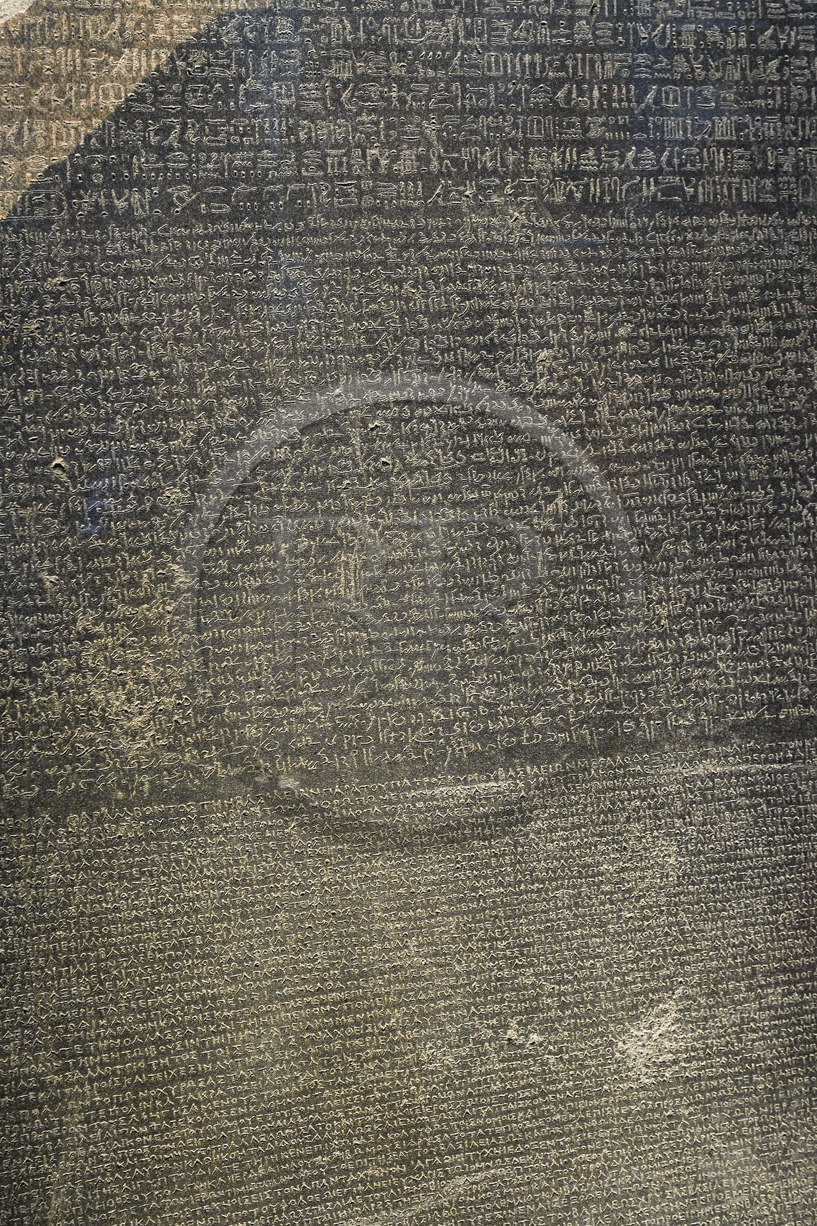 Royaume-Uni, Londres, quartier de Bloomsbury, le British Museum, Egypte ancienne, la Pierre de Rosette, fragment de stèle gravée de l'Égypte antique portant trois versions (hiéroglyphes, égyptien démotique et alphabet grec) d'un même texte qui a permis le déchiffrement des hiéroglyphes au XIXème siècle par Jean-François Champollion