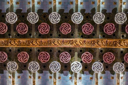 Espagne, Catalogne, Barcelone, Palau de la Musica Catalana (palais de la musique catalane), salle de concert dessinée par l'architecte du modernisme catalan Lluis Domènech i Montaner, site classé au Patrimoine Mondial de l'UNESCO, plafonds décorés avec des roses rouges et blanches en céramique