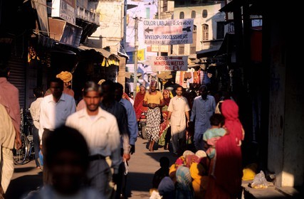 Inde, état du Rajasthan, ville de Pushkar, rue très vivante de la ville