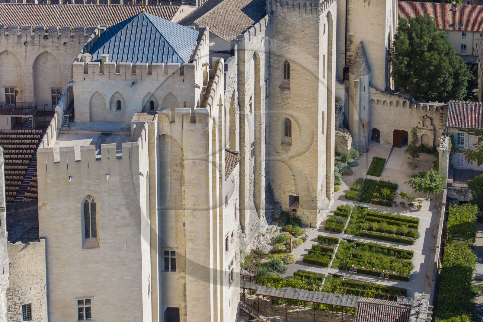 France, Vaucluse (84), Avignon, Palais des Papes classé Patrimoine mondial de l'UNESCO, la tour de la Garde-Robe directement accolée au sud de la tour des Anges ou tour du Pape au dessus du jardin pontifical (vue aérienne)