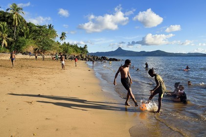 France, Ile de Mayotte, Grande-Terre, Sada, enfants jouant au football sur Tahiti plage (Mtsagnougni) dans la baie de Bouéni